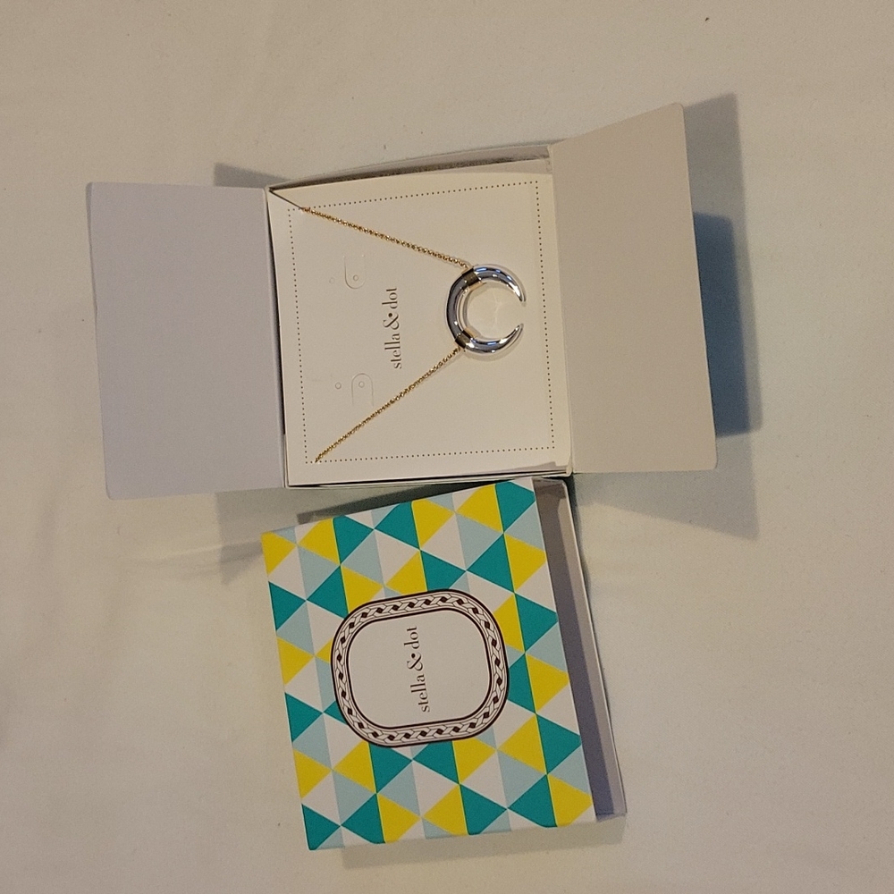 Stella and Dot Luna Pendant Necklace